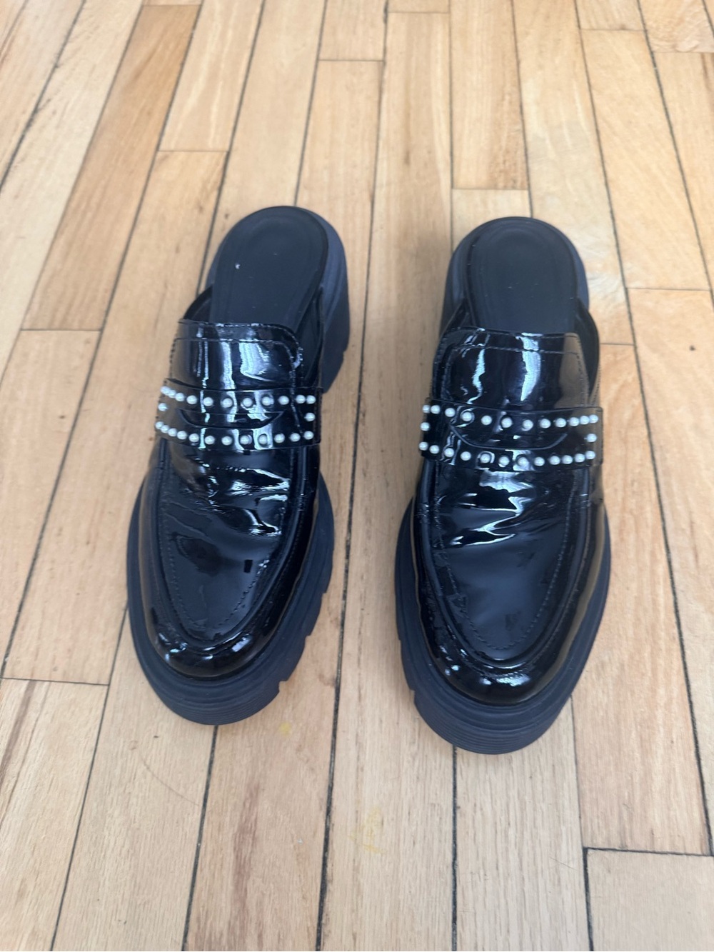 Stuart Weitzman Soho patent leather pearl-studded loafer mules in black. Sz 9 - Picture 2 of 8